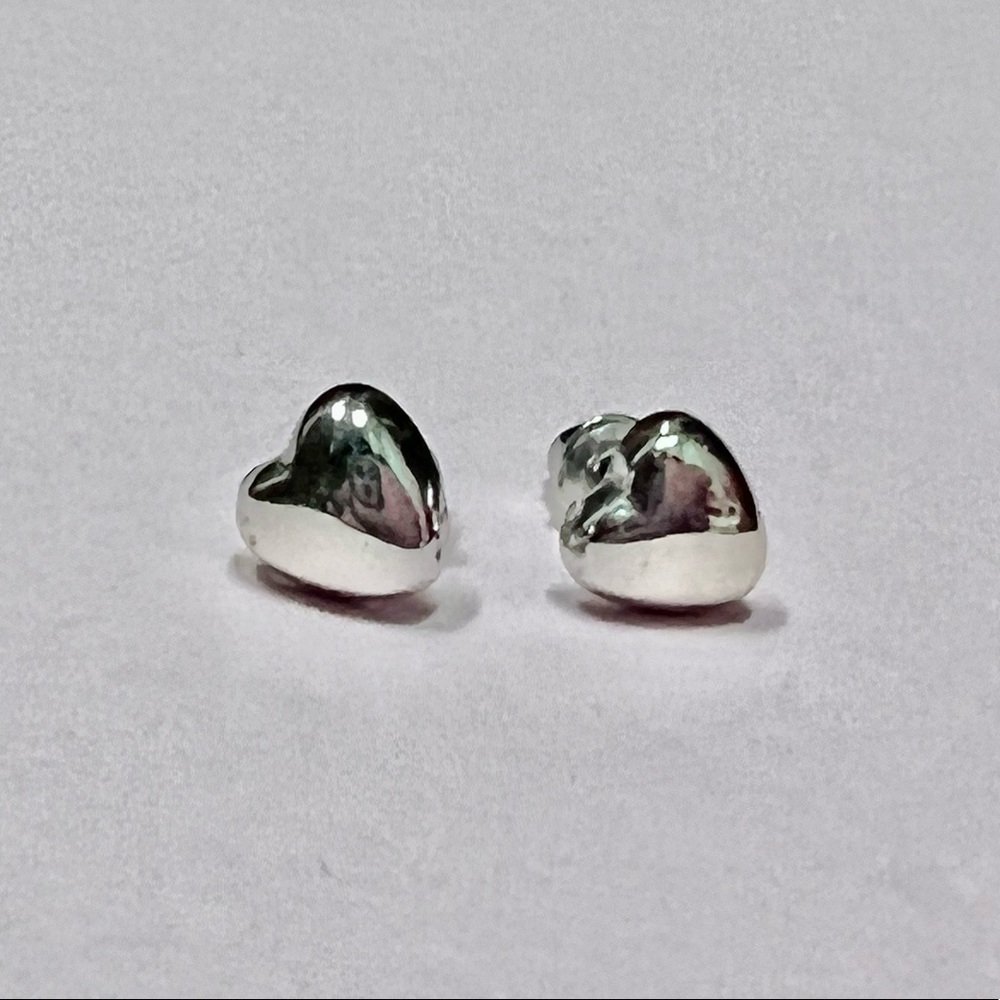 🤍 heart post earrings 🤍
